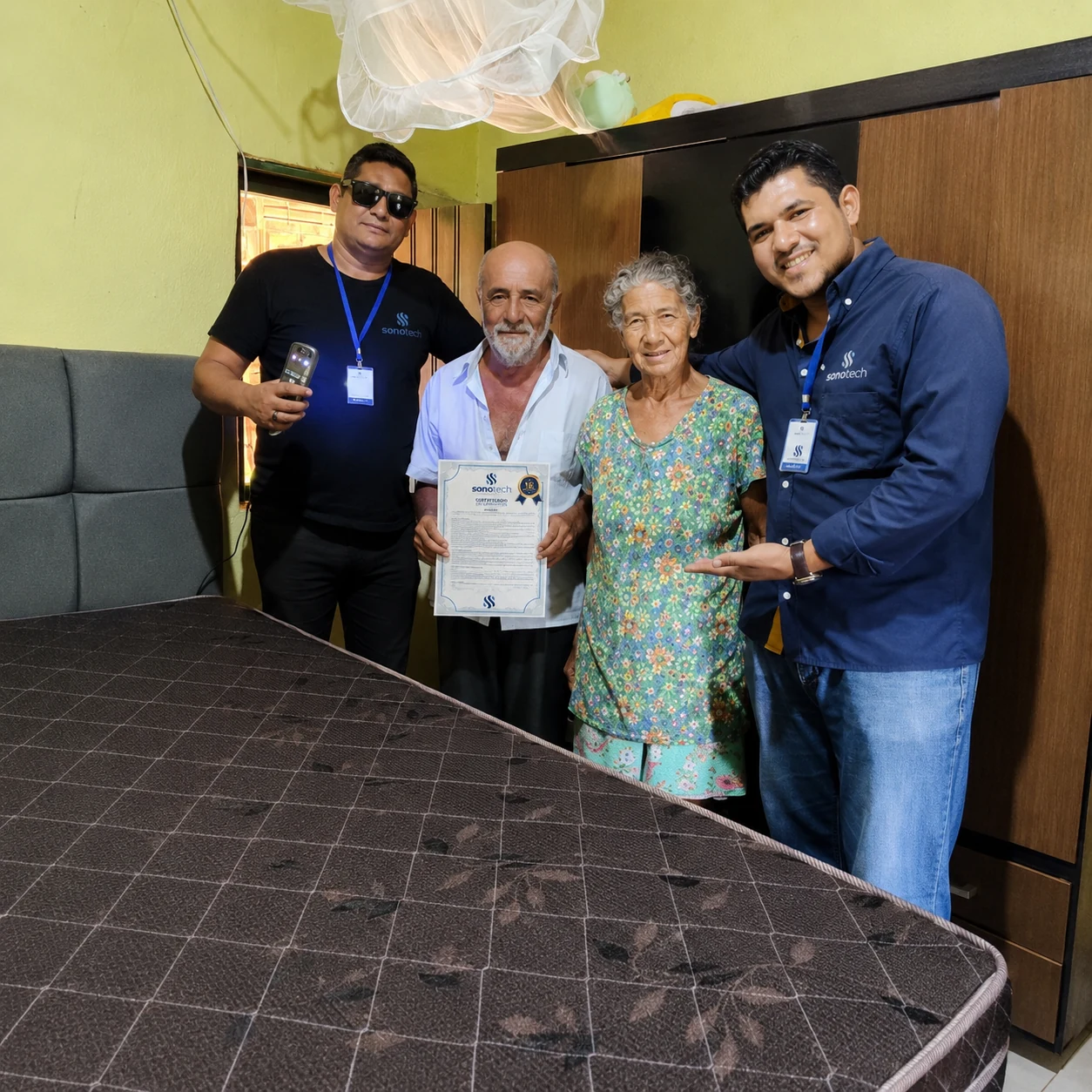 Cliente recebendo certificado de garantia SonoTech