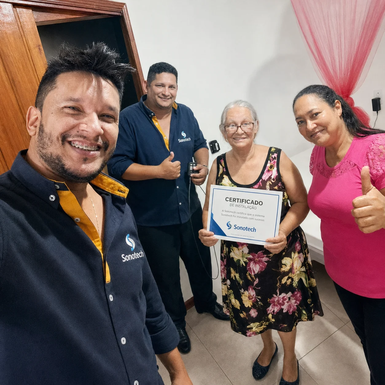 Cliente e equipe celebrando a instalação com sorriso