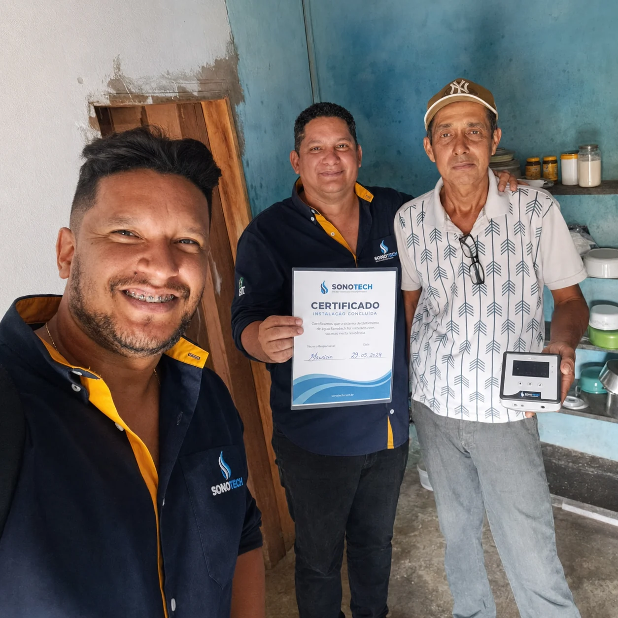 Selfie com certificado e dispositivo SonoTech